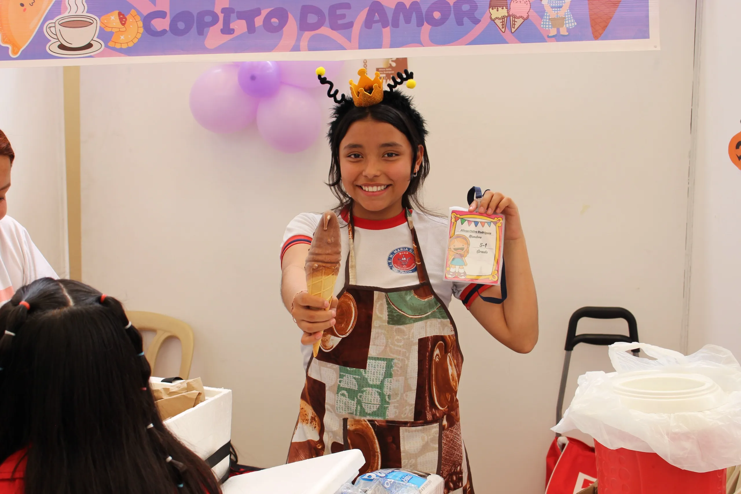 Estudiante en el stand Copito de Amor, feria de emprendimiento